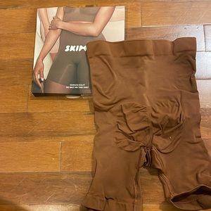 Skims seamless sculpt mid thigh short